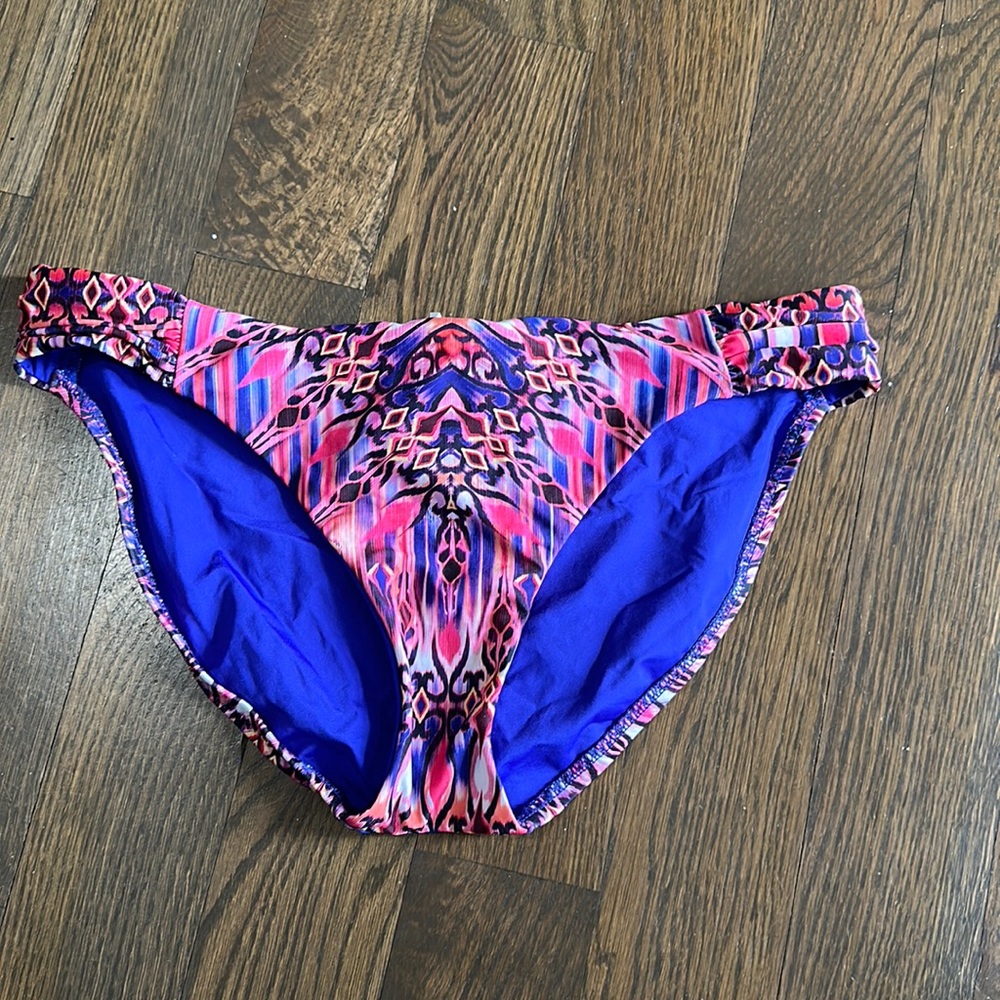 Like new Becca bikini bottoms, size L